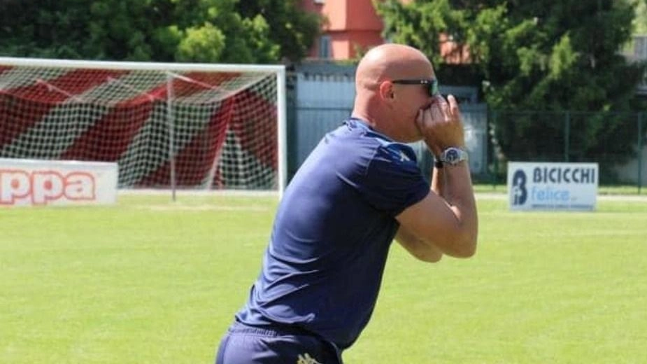 L’allenatore Pietro Cristiani da ieri ha iniziato a lavorare sul campo col suo Camaiore L’allenatore Pietro Cristiani da ieri ha iniziato a lavorare sul campo col suo Camaiore