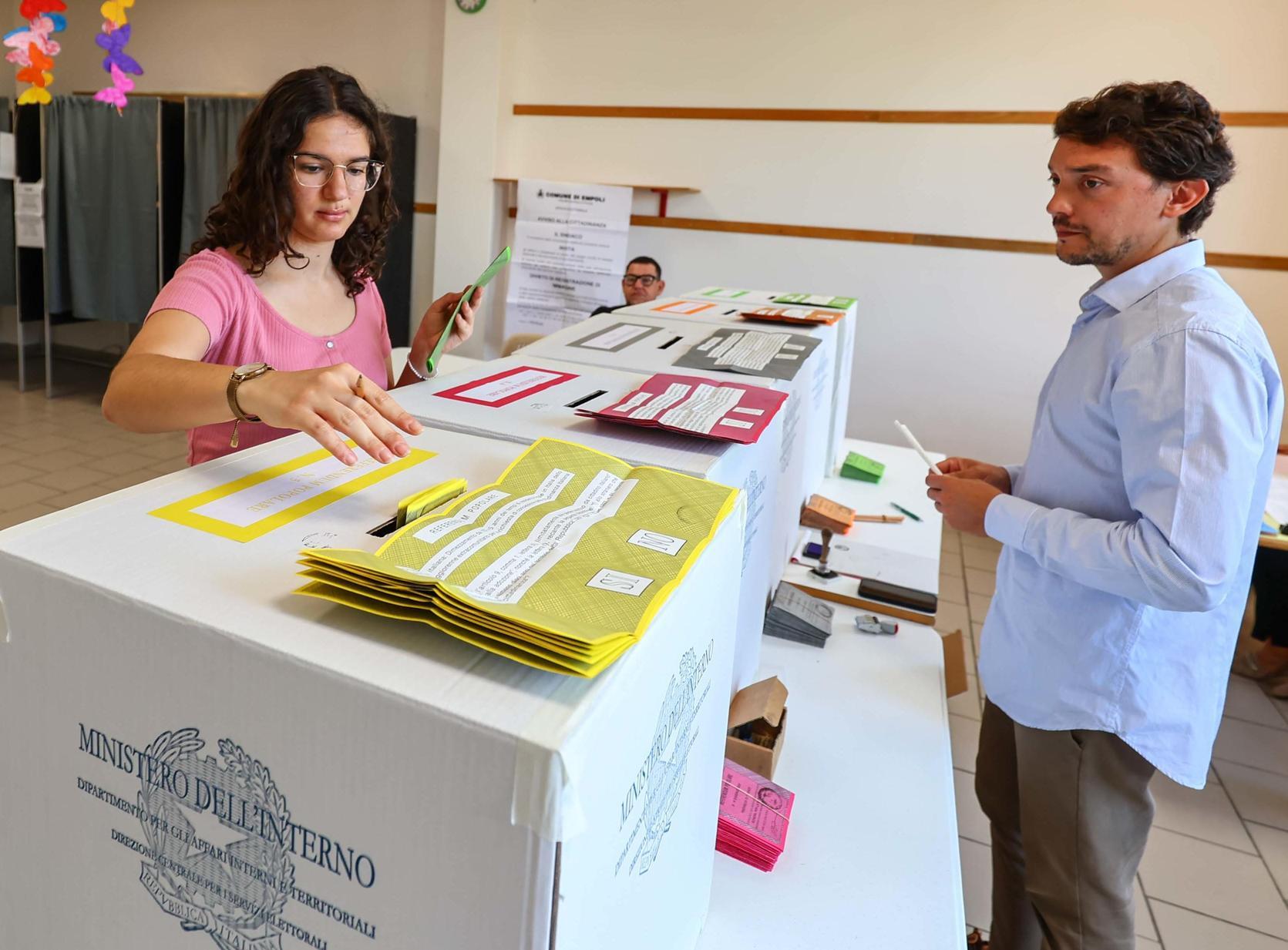 Referendum: montascale rotto, l’ex preside Bertelli portato a braccio Referendum: montascale rotto, l’ex preside Bertelli portato a braccio