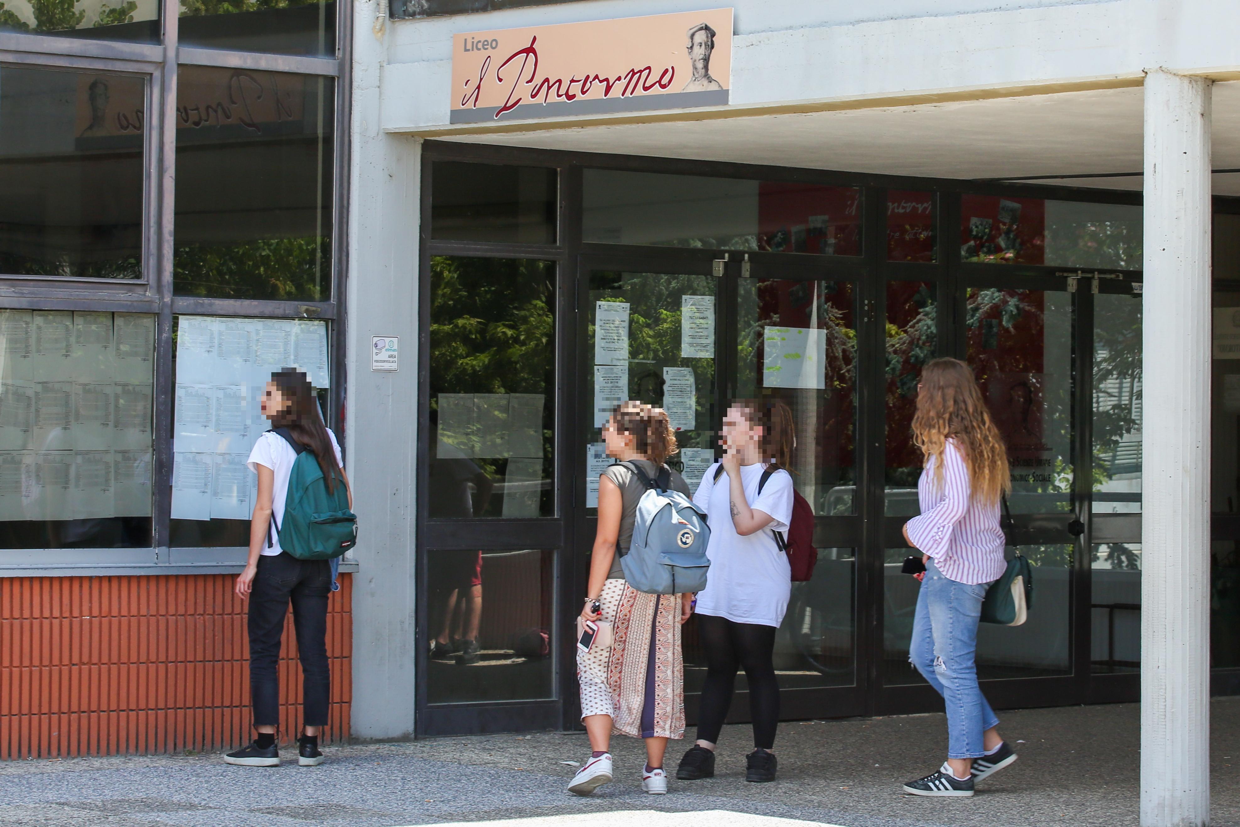 Studenti in attesa sotto la pioggia: “Basta zaini bagnati”. Raccolta fondi per una tettoia Studenti in attesa sotto la pioggia: “Basta zaini bagnati”. Raccolta fondi per una tettoia