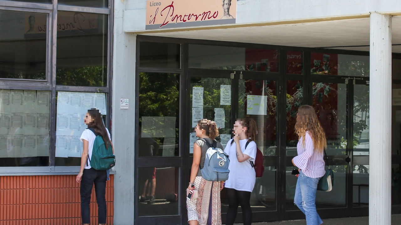 Studenti in attesa sotto la pioggia: “Basta zaini bagnati”. Raccolta fondi per una tettoia