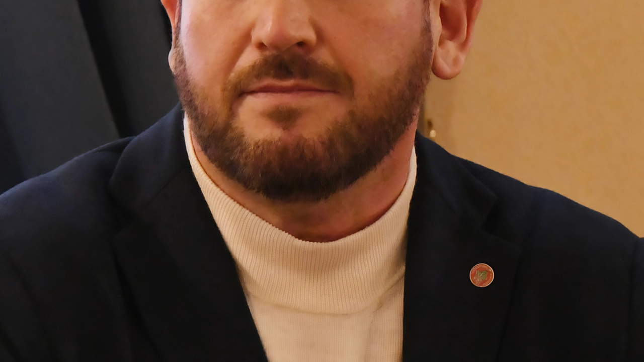 Operazione straordinaria di Retiambiente con le ruspe ieri mattina . Fabrizio Volpi: "Intervento da 50mila euro: bisogna cambiare".