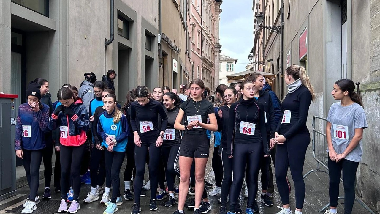 La partenza di una delle gare femminili durante la ’StraSanFlorido’ nel centro storico di Città di Castello La partenza di una delle gare femminili durante la ’StraSanFlorido’ nel centro storico di Città di Castello