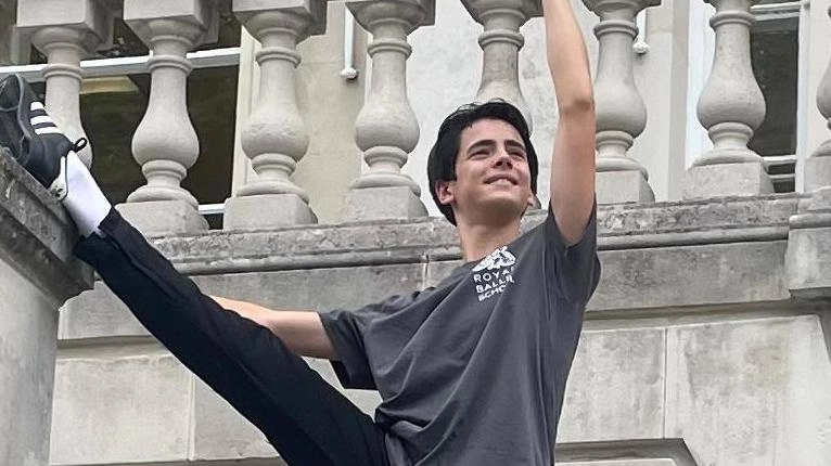 Il quattordicenne è stato selezionato dalla prestigiosa accademia. Una settimana intensa e da full immersion. Con lui anche i suoi genitori. L’insegnante Anastasia: "Ce l’ha nel sangue, è un’occasione importante". Il quattordicenne è stato selezionato dalla prestigiosa accademia. Una settimana intensa e da full immersion. Con lui anche i suoi genitori. L’insegnante Anastasia: "Ce l’ha nel sangue, è un’occasione importante".