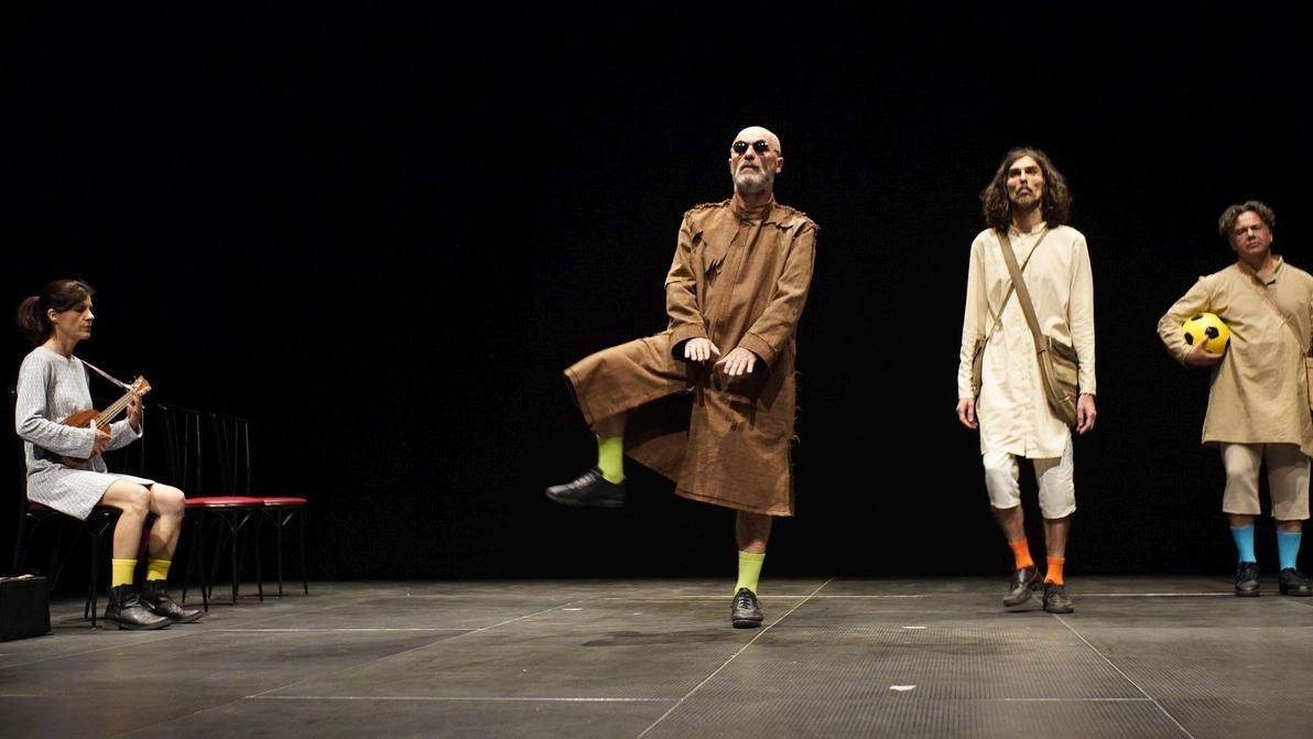 Gli attori della compgnia teatrale «Sacchi di sabbia» che oggi alle 21.30 porteranno sul palco del Forte San Rocco la commedia «Pluto» di Aristofane Gli attori della compgnia teatrale «Sacchi di sabbia» che oggi alle 21.30 porteranno sul palco del Forte San Rocco la commedia «Pluto» di Aristofane