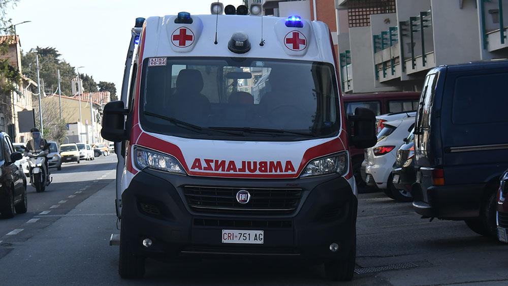 Follia in strada dopo un incidente, infermiere del 118 aggredito durante il soccorso Follia in strada dopo un incidente, infermiere del 118 aggredito durante il soccorso