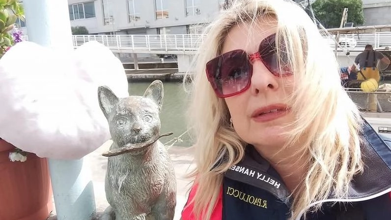 Paola Serni accanto alla statua in Darsena dedicata al gatto Ettore. L’autrice del libro incontra gli studenti per insegnare loro come si amano gli animali Paola Serni accanto alla statua in Darsena dedicata al gatto Ettore. L’autrice del libro incontra gli studenti per insegnare loro come si amano gli animali