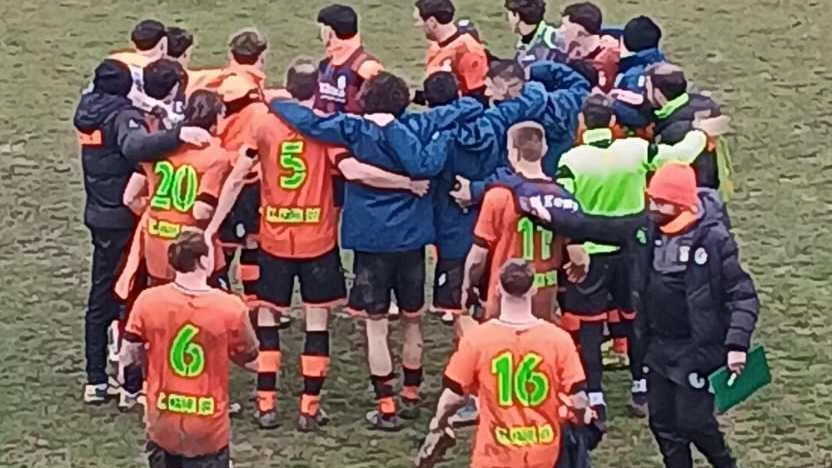 Festeggiamenti del Cenaia a fine partita per la vittoria sul campo del Certaldo