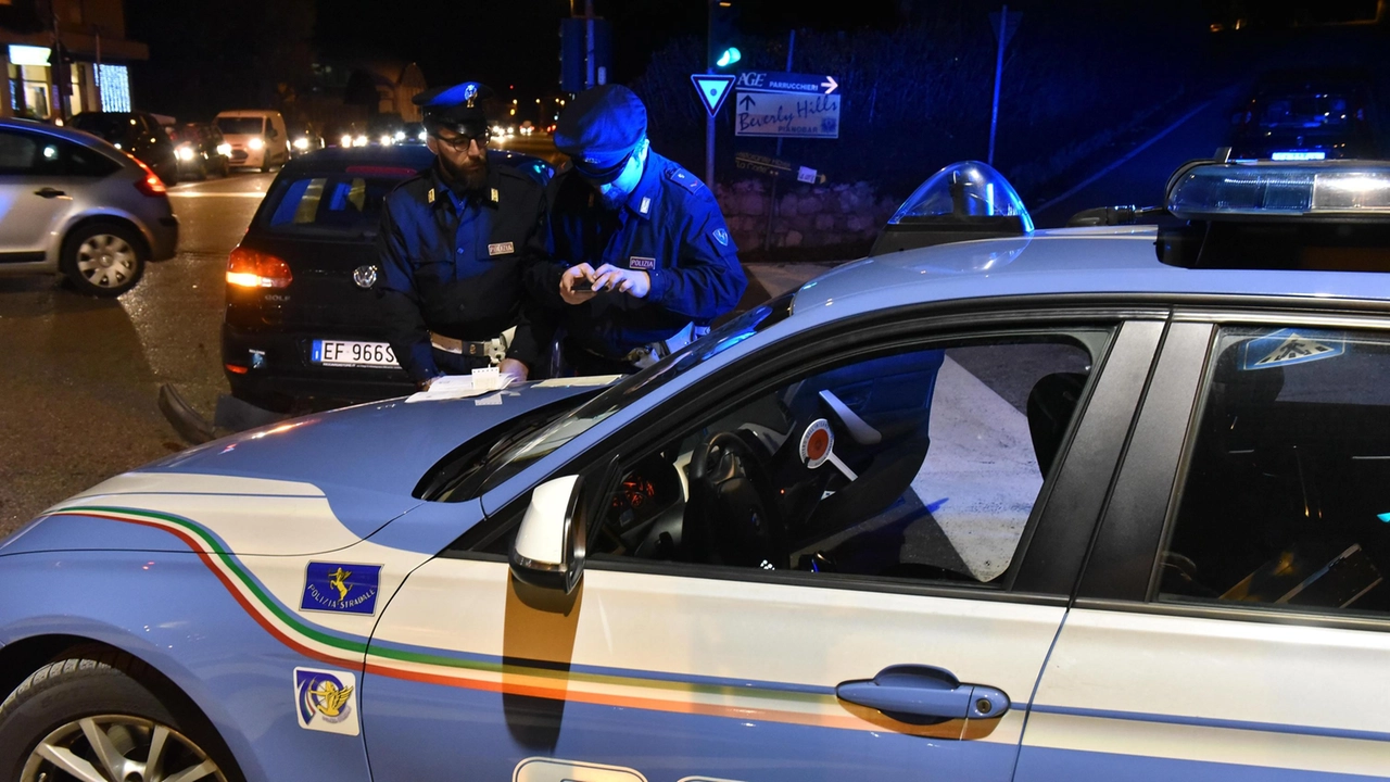 Dopo il furto dell’altra notte avvenuto all’impianto della polisportiva Affrico, è intervenuta per un sopralluogo una volante della questura di via Zara Dopo il furto dell’altra notte avvenuto all’impianto della polisportiva Affrico, è intervenuta per un sopralluogo una volante della questura di via Zara