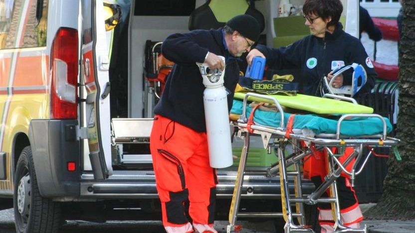 Incidente a Montale: postina investita da un'auto in via Sestini. La questione della sicurezza stradale e la presenza di autovelox alimentano la preoccupazione dei residenti. La donna è stata trasportata in ospedale con ferite lievi. Incidente a Montale: postina investita da un'auto in via Sestini. La questione della sicurezza stradale e la presenza di autovelox alimentano la preoccupazione dei residenti. La donna è stata trasportata in ospedale con ferite lievi.