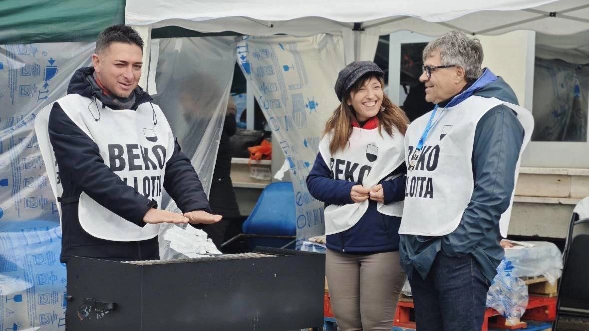 Giuseppe Cesarano, Daniela Miniero e Massimo Martini in uno dei gazebo allestiti per il presidio davanti allo stabilimento di viale Toselli Giuseppe Cesarano, Daniela Miniero e Massimo Martini in uno dei gazebo allestiti per il presidio davanti allo stabilimento di viale Toselli
