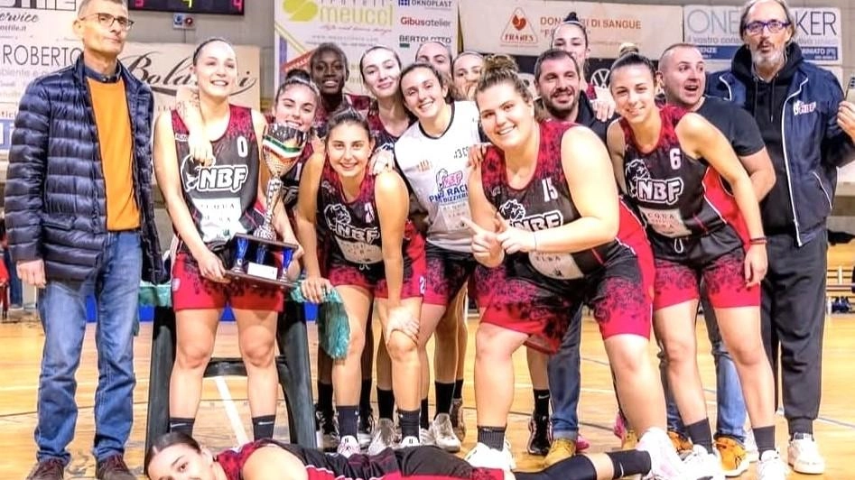 Le ragazze della Nico Basket con la Coppa Toscana Le ragazze della Nico Basket con la Coppa Toscana