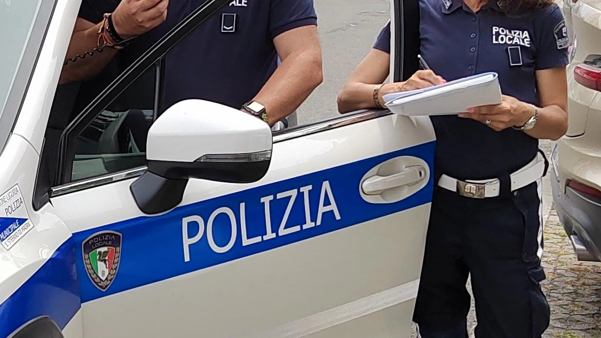 Motociclisti al raduno truccavano le targhe per evitare multe. Polizia di Santo Stefano Magra li smaschera e denuncia. Indagine si allarga a altre città. Motociclisti al raduno truccavano le targhe per evitare multe. Polizia di Santo Stefano Magra li smaschera e denuncia. Indagine si allarga a altre città.