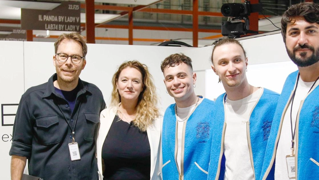 Sopra, Ilaria, Leonardo e Plinio Delli della «Delfi». A lato, lo stand di Manteco con l’Experience Area. Accanto a Matteo Mantellassi la sindaca Bugetti