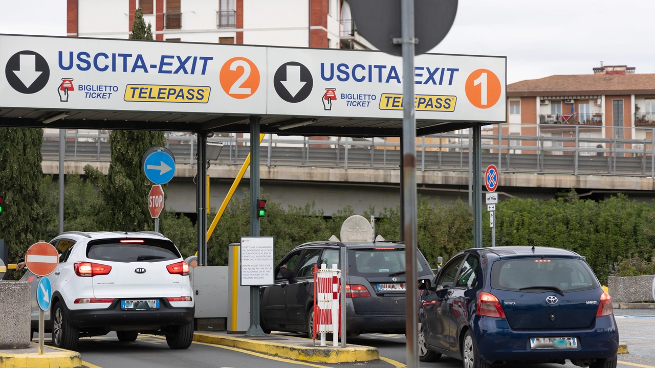 L’ingresso del parcheggio davanti all’aeroporto Galileo Galilei (foto Del Punta per Valtriani)