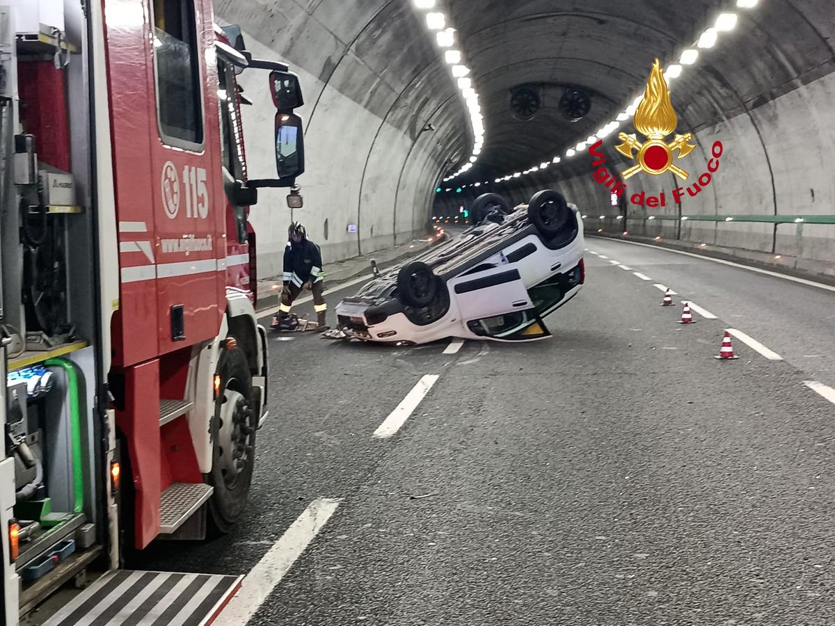Incidente sulla A1, auto si ribalta all’ingresso della galleria