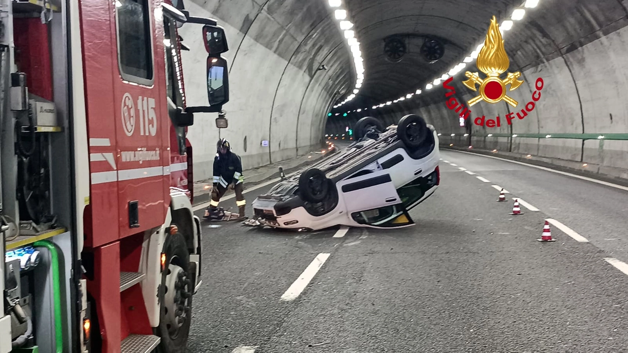 L'auto ribaltata nella galleria dell'AutoSole e l'intervento di soccorso dei vigili del fuoco L'auto ribaltata nella galleria dell'AutoSole e l'intervento di soccorso dei vigili del fuoco