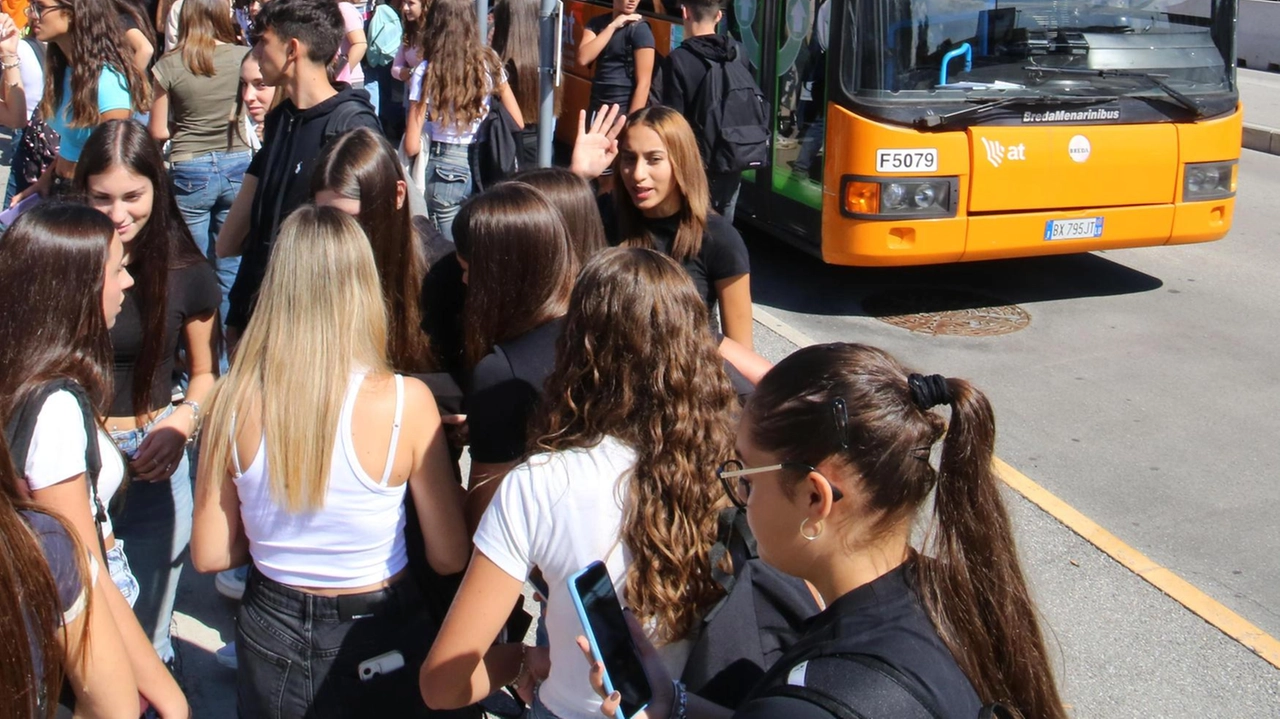 Ragazzi mentre attendono l’autobus Ragazzi mentre attendono l’autobus
