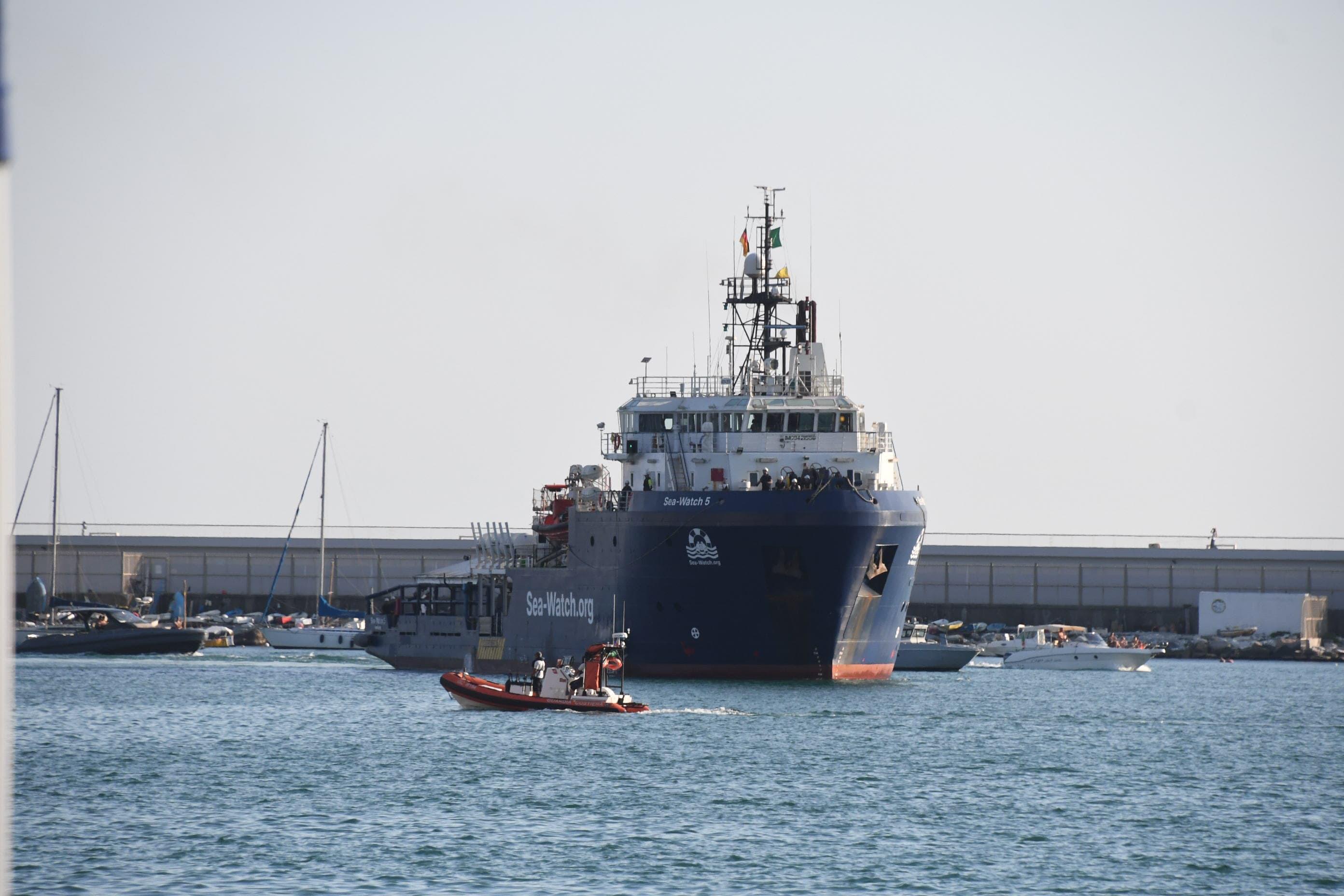 Migranti, la nave Sea Watch 5 arrivata a Marina di Carrara Migranti, la nave Sea Watch 5 arrivata a Marina di Carrara