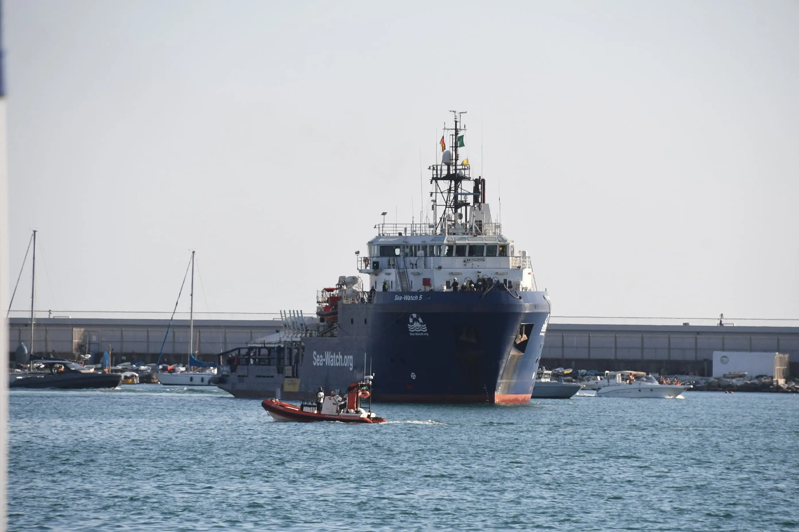 Migranti, la nave Sea Watch 5 arrivata a Marina di Carrara