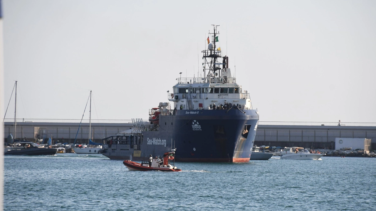 La nave Sea Watch 5 al porto di Marina di Carrara