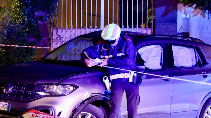 Un vigile urbano sull'auto coinvolta nell'incidente in cui è morto un motociclista (New Press Photo) Un vigile urbano sull'auto coinvolta nell'incidente in cui è morto un motociclista (New Press Photo)