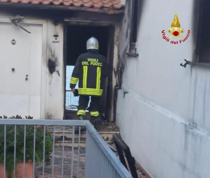 Incendio in un appartamento ad Ansedonia, la proprietaria riesce a mettersi in salvo Incendio in un appartamento ad Ansedonia, la proprietaria riesce a mettersi in salvo