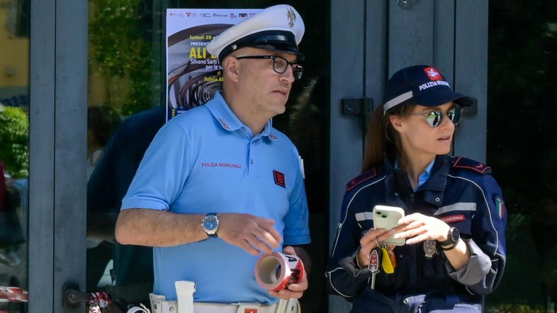 la lotta all illegalità laboratorio fantasma clandestini e sacchi neri l impegno è costante da Lanazione.it la lotta all illegalità laboratorio fantasma clandestini e sacchi neri l impegno è costante