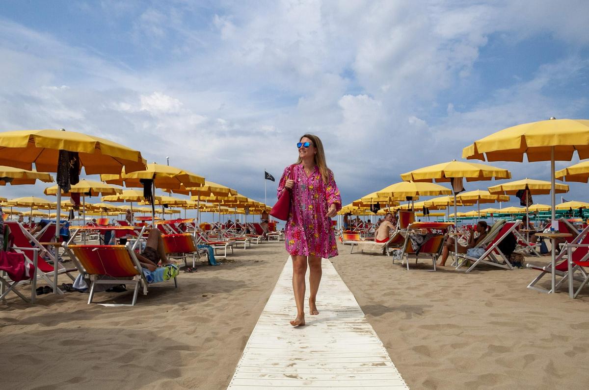 la gente non ce la fa pi249 e rinuncia al relax versilia perch232 tanti ombrelloni restano chiusi