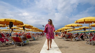 “La gente non ce la fa più, rinuncia alla spiaggia”. Versilia, i prezzi e il divieto di panino: perché gli ombrelloni restano chiusi