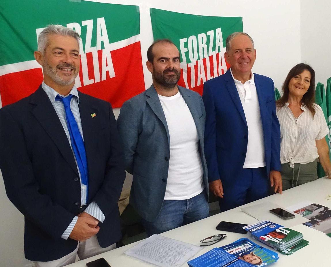 https://www.lanazione.it/image-service/view/acePublic/alias/contentid/MmRkMzBiNTUtMjk4MS00/0/forza-italia-presenta-gli-ultimi-quattro-in-lizza-ora-la-lista-e-completa.jpeg?f=1.90:1&w=1200