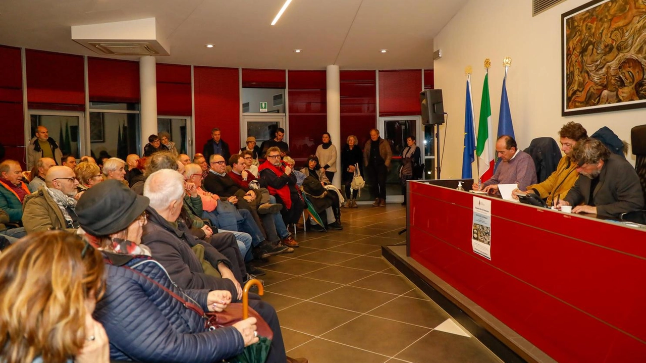 Il sindaco Carovani ha fatto il punto con i residenti presenti in massa "Un deposito di 60 anni: trasformiamolo in un hub delle rinnovabili". Il sindaco Carovani ha fatto il punto con i residenti presenti in massa "Un deposito di 60 anni: trasformiamolo in un hub delle rinnovabili".