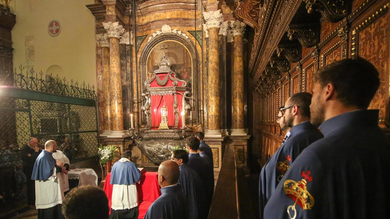 PERUGIA – Cinque giorni alla scoperta del Santo Anello, la preziosa reliquia custodita in una cappella della Cattedrale di... PERUGIA – Cinque giorni alla scoperta del Santo Anello, la preziosa reliquia custodita in una cappella della Cattedrale di...
