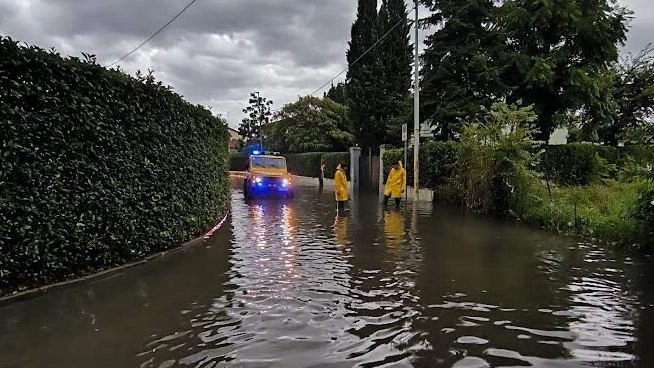 Una immagine di via dei Tini quando piove si allaga Una immagine di via dei Tini quando piove si allaga
