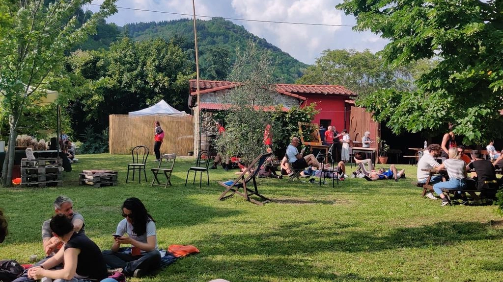 . Mangiawalking delle Pievi e dei Conventi a Casola in Lunigiana, una camminata ad anello di circa 13 chilometri che percorre antichi sentieri nei boschi, castagneti, uliveti e attraversa piccoli borghi medievali . Mangiawalking delle Pievi e dei Conventi a Casola in Lunigiana, una camminata ad anello di circa 13 chilometri che percorre antichi sentieri nei boschi, castagneti, uliveti e attraversa piccoli borghi medievali