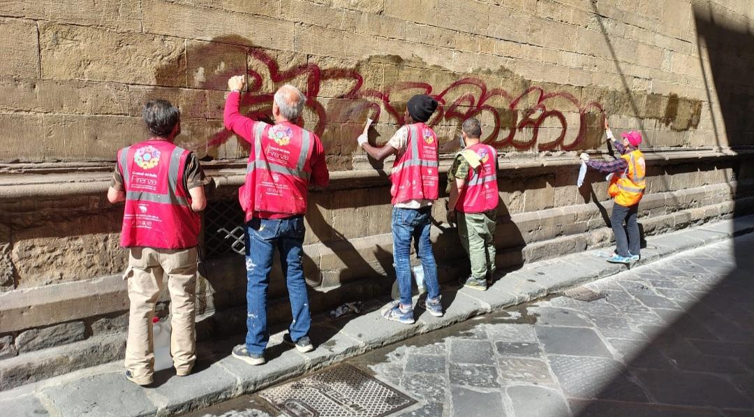 Firenze, Angeli del Bello ripuliscono la chiesa di Santa Trinita