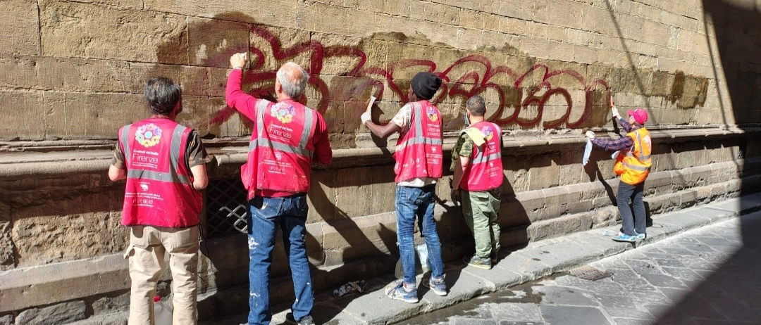 Firenze, Angeli del Bello ripuliscono la chiesa di Santa Trinita