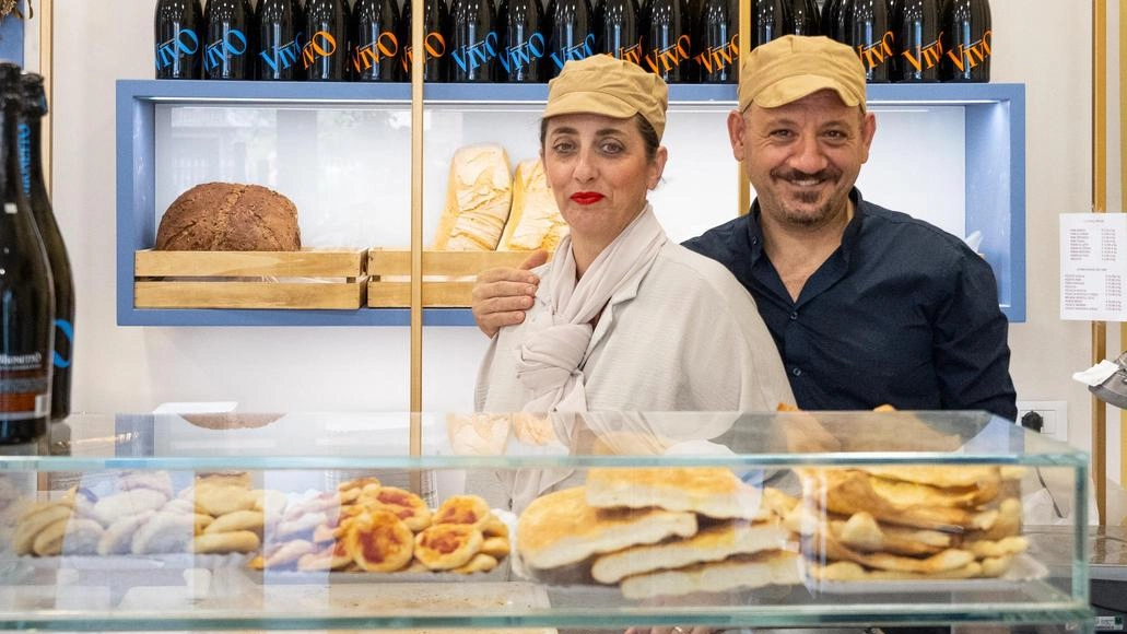 La Maison cafè, patisserie et boulangerie a Cascina resta aperta anche a Ferragosto per offrire pane, dolci e caffè ai clienti, dimostrando dedizione e passione per il lavoro in famiglia. La Maison cafè, patisserie et boulangerie a Cascina resta aperta anche a Ferragosto per offrire pane, dolci e caffè ai clienti, dimostrando dedizione e passione per il lavoro in famiglia.