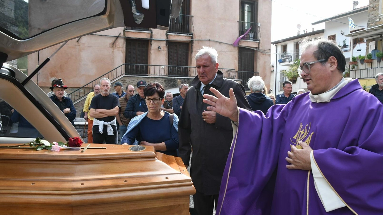 I funerali di Liano Baldi alla chiesa di Capanne (Foto servizio Paola Nizza) I funerali di Liano Baldi alla chiesa di Capanne (Foto servizio Paola Nizza)