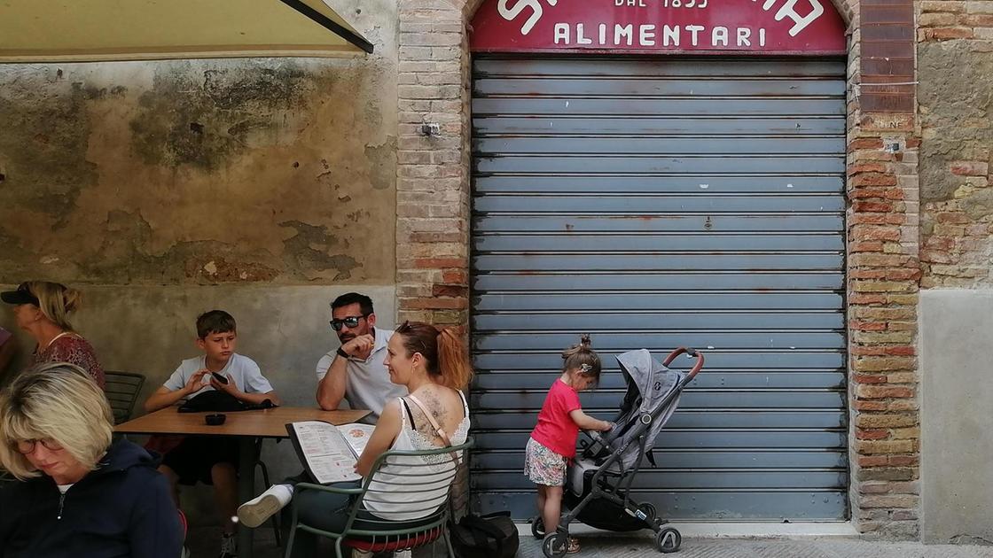 https://www.lanazione.it/image-service/view/acePublic/alias/contentid/MmRlZTZmZjUtNDI5NC00/0/chiude-lex-salumeria-e-la-fine-di-unepoca.jpeg?f=16:9&w=1200&h=630