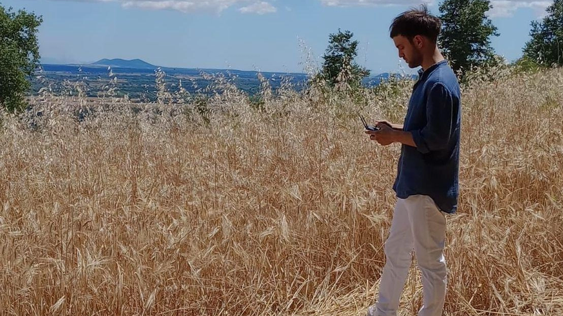 Il giovane imprenditore Mattia Lusini mentre lavora nei suoi campi con un drone Il giovane imprenditore Mattia Lusini mentre lavora nei suoi campi con un drone