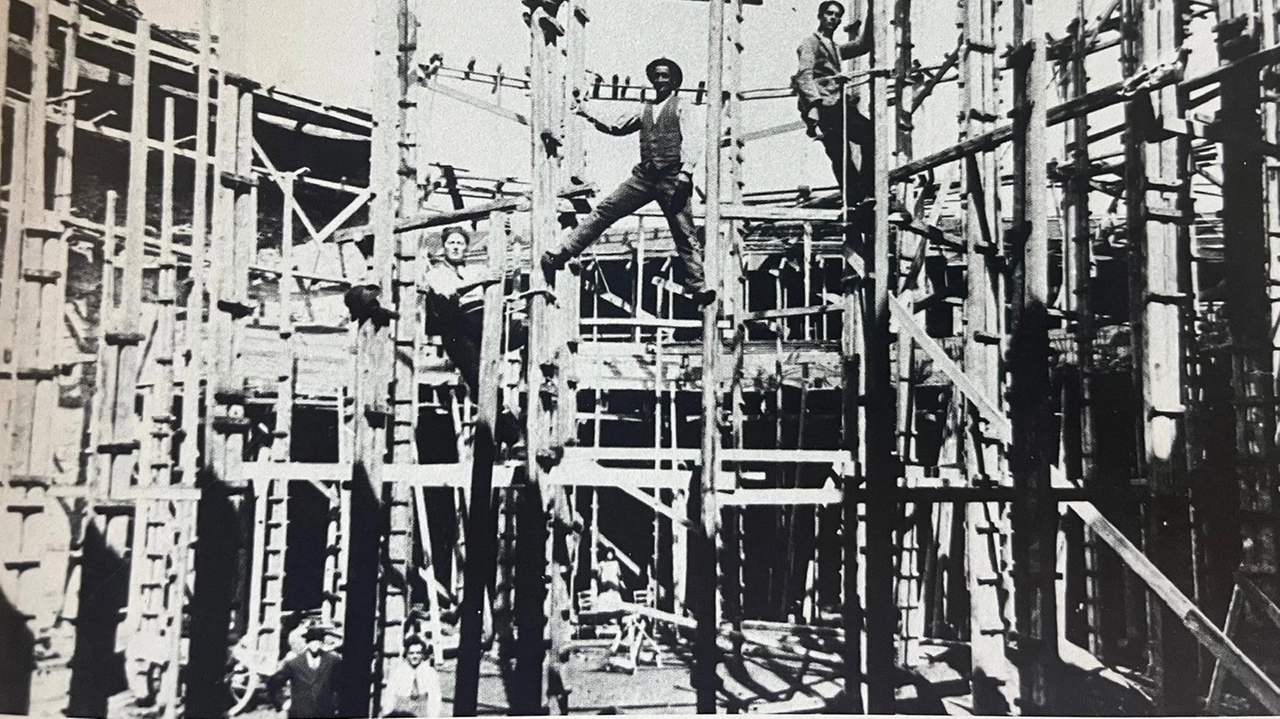 Il 2 aprile 1925 l’inaugurazione con la Tosca, che andrà in scena a novembre con Camerata e Met. Un progetto con il Brunelleschi e il Marconi: saranno gli studenti a creare la grafica delle iniziative.