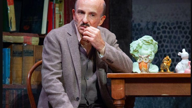 Apprezzato al cinema in tv e a teatro per la sua maschera comica ricca di sfumature, Carlo Buccirosso (nella foto)...