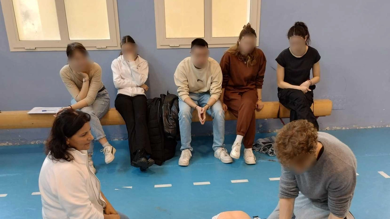 Una lezione di primo soccorso tenuta allo scientifico dall’associazione Pardini Una lezione di primo soccorso tenuta allo scientifico dall’associazione Pardini