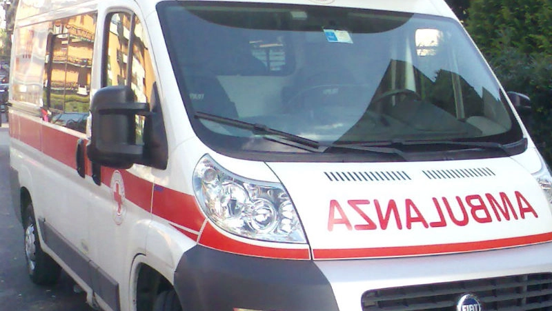 Un'ambulanza è arrivata sul posto per prestare i soccorsi necessari (foto d'archivio) Un'ambulanza è arrivata sul posto per prestare i soccorsi necessari (foto d'archivio)