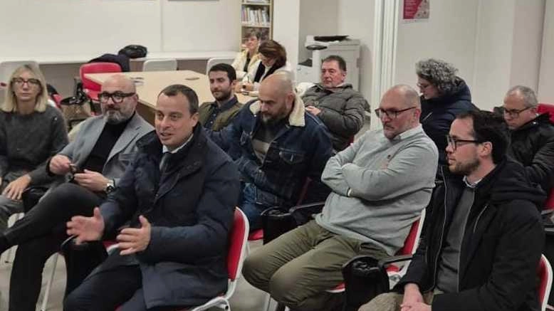 Affollato incontro sulla Perugia-Chiusi. Presenti numerosi amministratori sia locali che regionali Affollato incontro sulla Perugia-Chiusi. Presenti numerosi amministratori sia locali che regionali