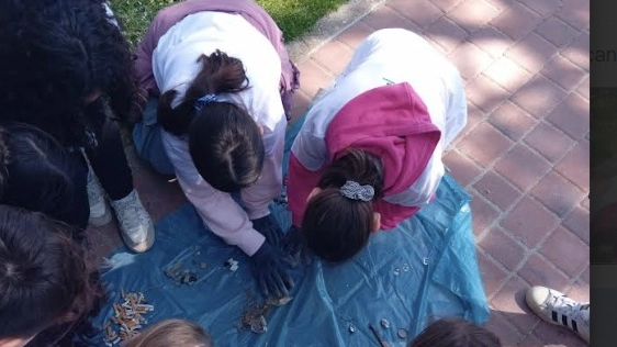 Studenti impegnati nel progetto "Liberi dai rifiuti"