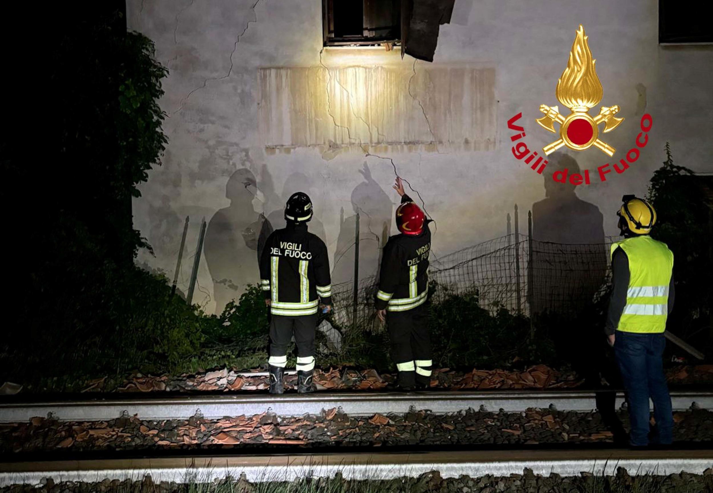 esplosione lungo i binari fuga di gas nella casa gravissimo il residente da Lanazione.it esplosione lungo i binari fuga di gas nella casa gravissimo il residente