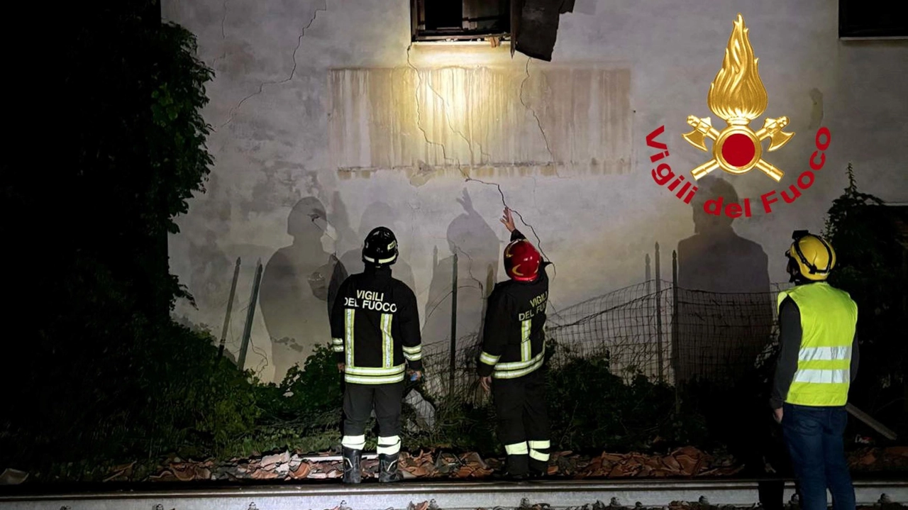 I vigili del fuoco e i tecnici controllano la stabilità dell’edificio dopo l’esplosione I vigili del fuoco e i tecnici controllano la stabilità dell’edificio dopo l’esplosione