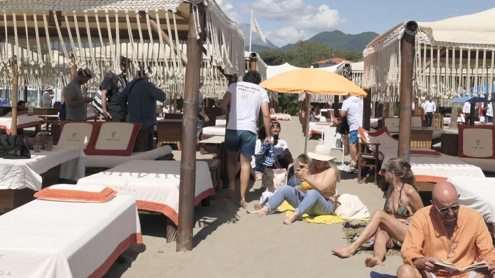 Gli attivisti di ’Mare Libero’ accampati tra le tende del Twiga di Marina di Pietrasanta a inizio stagione Gli attivisti di ’Mare Libero’ accampati tra le tende del Twiga di Marina di Pietrasanta a inizio stagione
