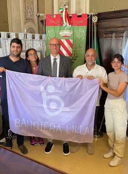 https://www.lanazione.it/image-service/view/acePublic/alias/contentid/MmU0Mzk1MTEtNmY0Yi00/0/gualdo-tadino-conquista-la-prima-bandiera-lilla-in-umbria.jpeg?f=1.91:1&w=1200